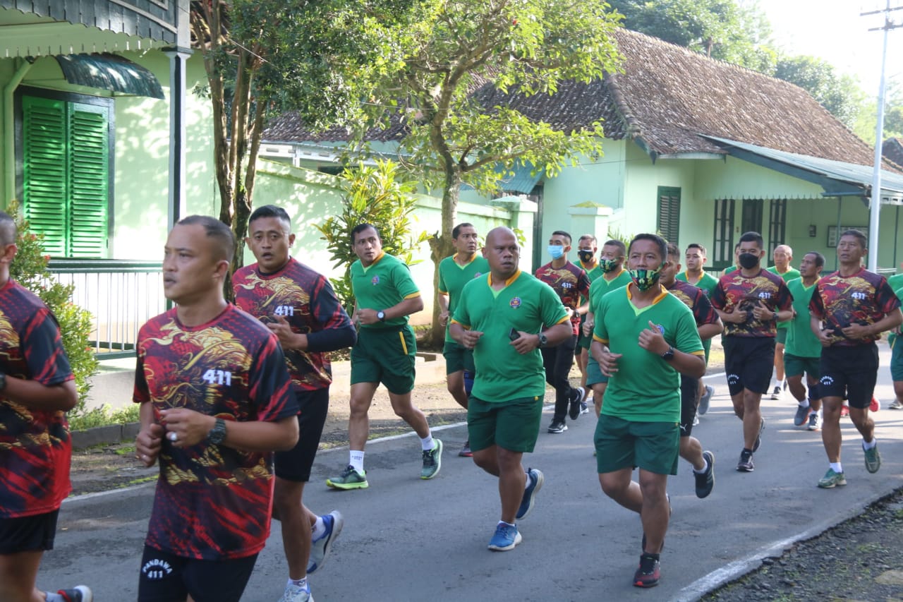 Prajurit  Korem 073/MKT Laksanakan Lari Aerobik Bersama Dengan Prajurit Yonif Raider 411/Pandawa